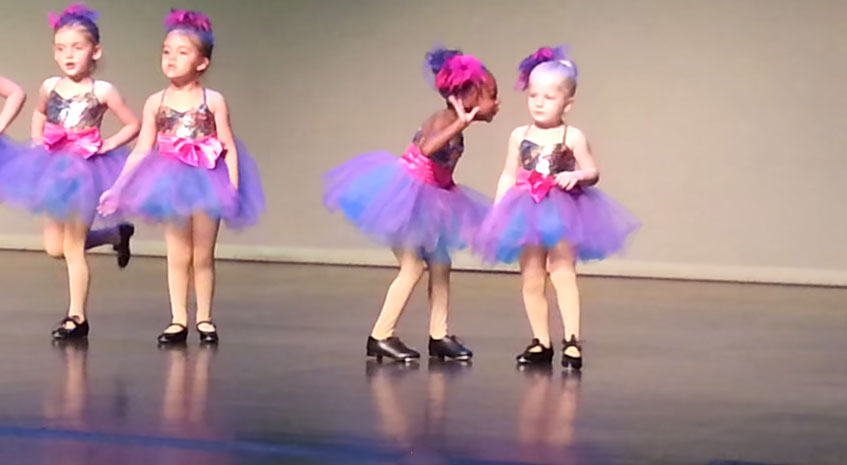 四歲爆笑跳舞女生