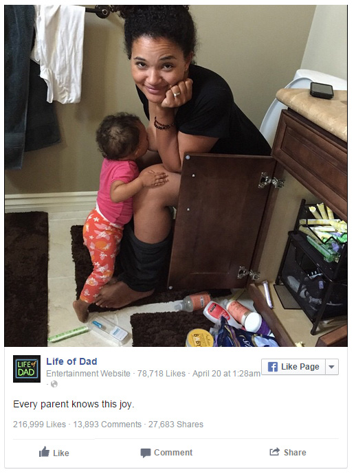 以下這張照片，是一位媽媽在上廁所時，同時替小孩子哺乳。一個簡單又帶有趣味的畫面，卻也造成了網路上的正反討論。