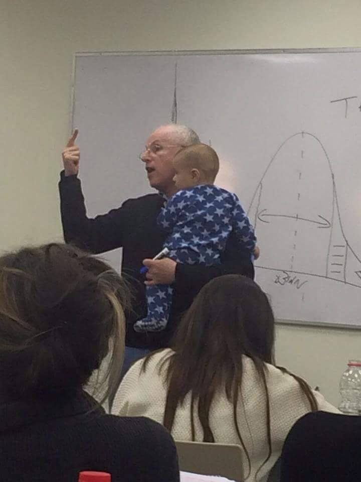 在一堂課當中，一個寶寶哭了起來，寶寶的母親起身將寶寶留在原地哭泣，然而，67歲的悉尼教授卻將寶寶抱在懷中、將他安撫下來，繼續「若無其事」地上課。