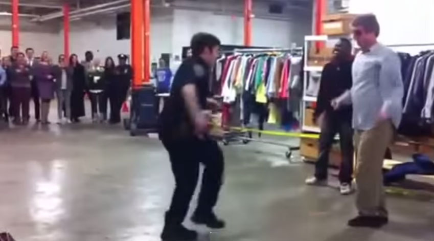 警察跳舞