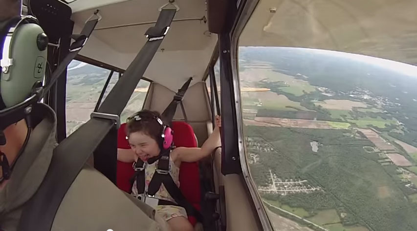 4歲小女生坐飛機