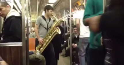 男子在紐約地鐵裡發生驚奇鬥薩克斯風