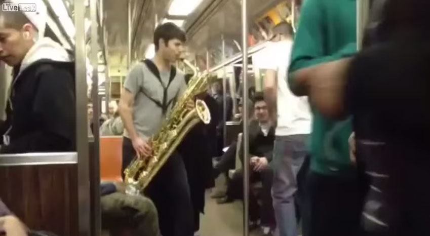 男子在紐約地鐵裡發生驚奇鬥薩克斯風