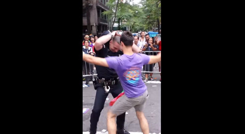 警察在同性戀遊行跳舞