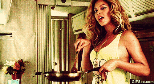 Beyonce-Cook-Cooking-Pan-Stir-Kitchen-Woman-in-Kitchen-GIF