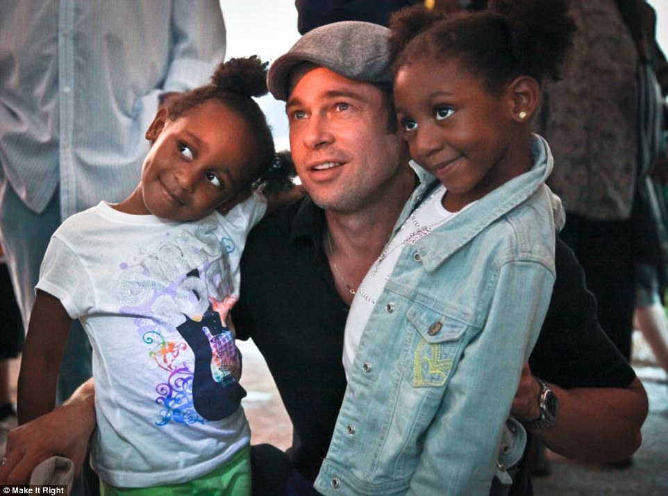 2B6C6BDF00000578-3200488-Superstar_Brad_Pitt_with_two_cuties_from_the_Lower_Ninth_Ward_ab-a-135_1439779390826