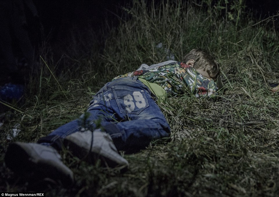 2CD6B34800000578-3251456-Ahmed_6_sleeps_on_the_grass_in_Horgos_Serbia_He_carries_his_own_-a-5_1443434649596