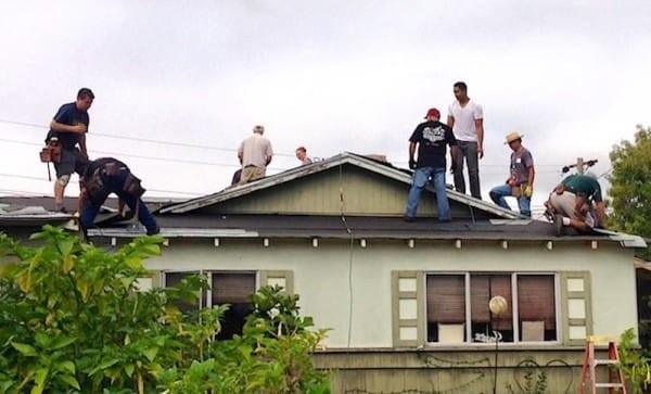 this-old-man-was-struggling-to-re-roof-his-house-then-something-amazing-happened-7-photos-5