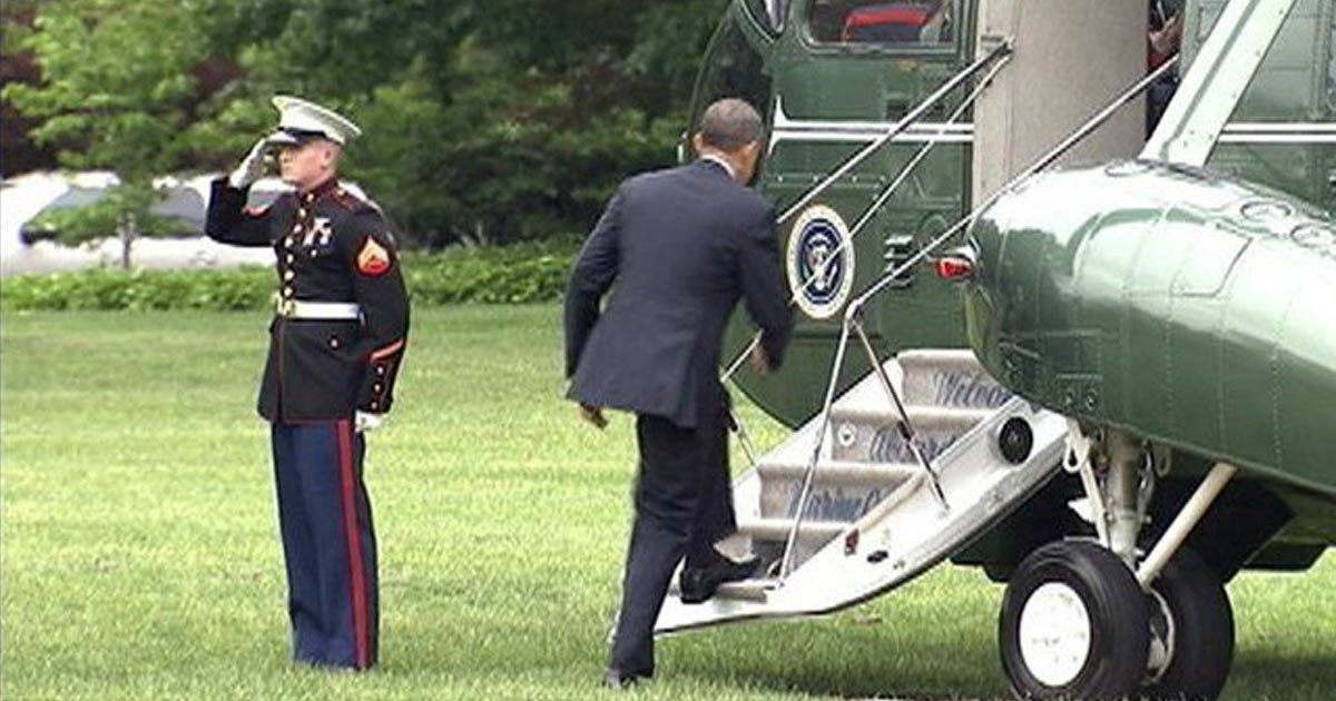 Obama-boards-helicopter-soldier