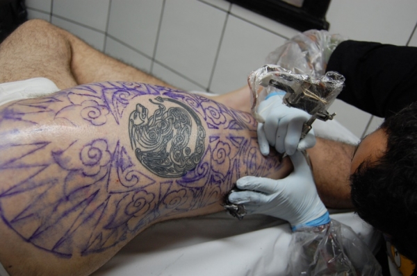 a-tattoo-artist-etching-a-tattoo