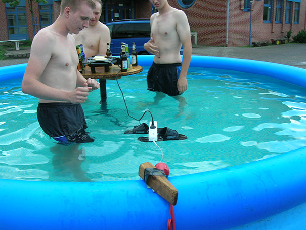 http---static.boredpanda.com-blog-wp-content-uploads-2015-08-funny-photos-men-safety-fails-26__605