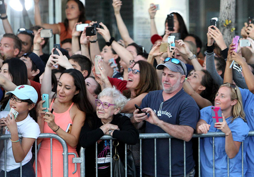 senior-woman-living-in-moment-no-smartphone-celebrities-movie-premiere-black-mass-5