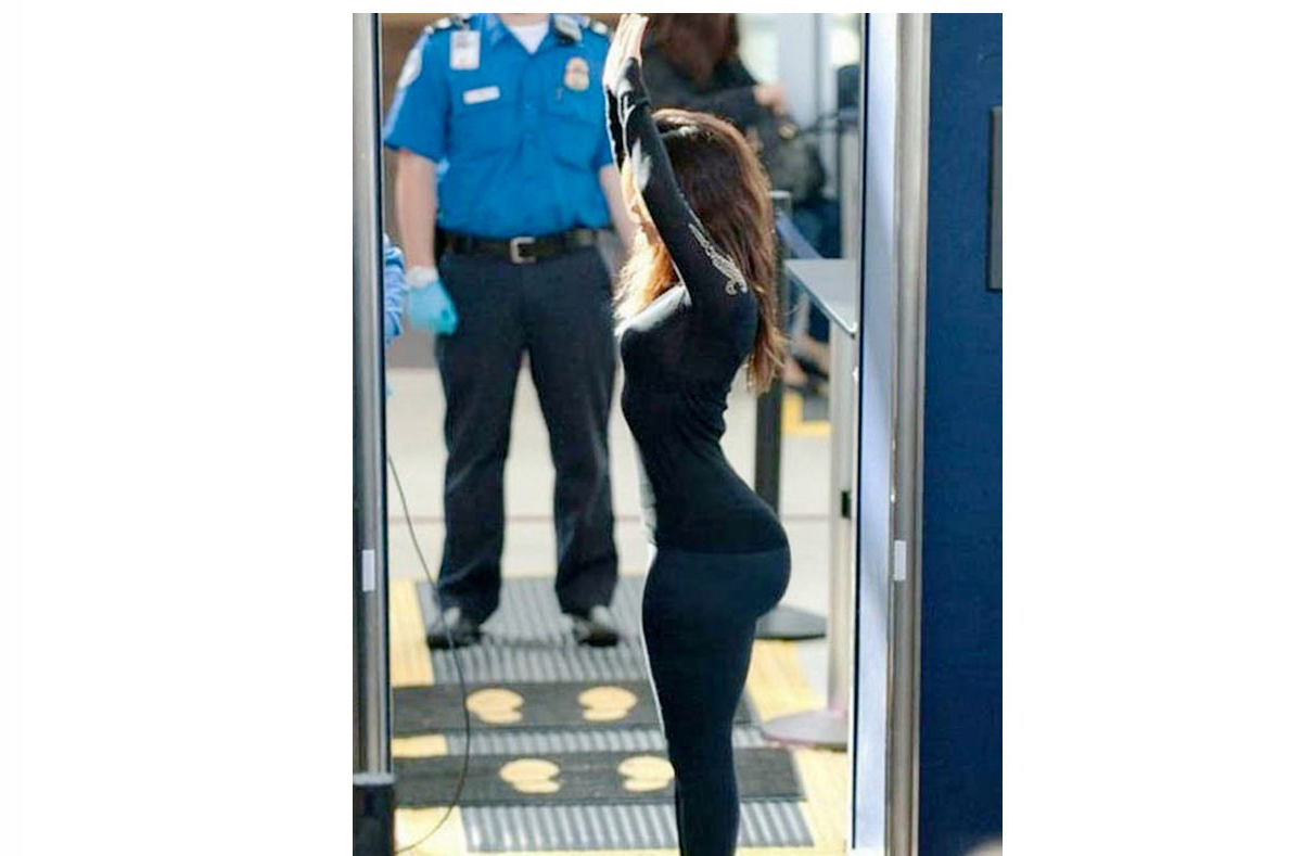 Досмотр женщины. Девушку досматривают в аэропорту. Досмотр женщин в аэропорту. Полный досмотр в аэропорту. Охранник обыскивает девушку.