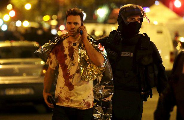 UNILAD-A-French-policeman-assists-a-blood-covered-victim-near-the-Bataclan-concert-hall-following-attacks-in-Paris-France72886