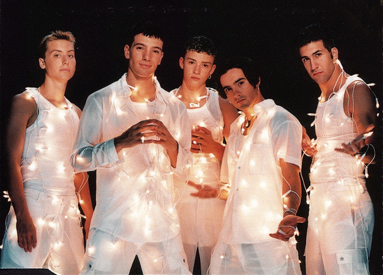 http---wp-prod-02.distractify.com-wp-content-uploads-2015-11-Meanwhile-NSYNC-Had-White-Christmas-Wrapped-Lights
