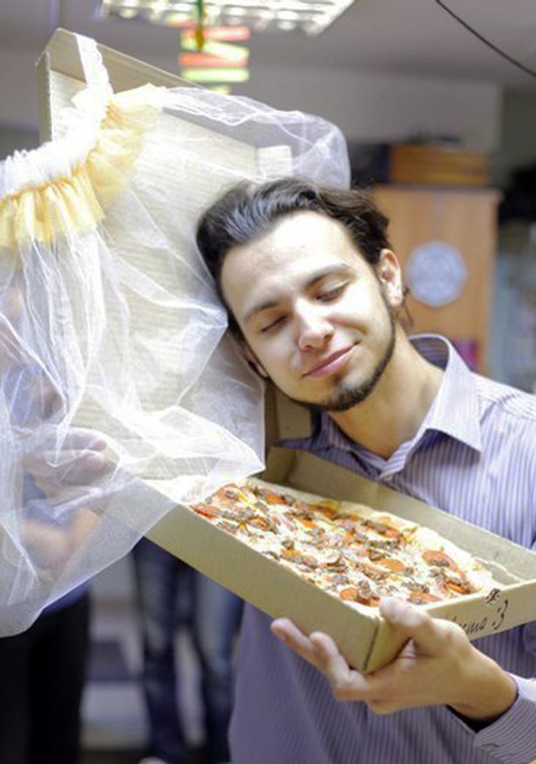 http---wp-prod-02.distractify.com-wp-content-uploads-2015-11-PAY-Man-Marries-Pizza-3