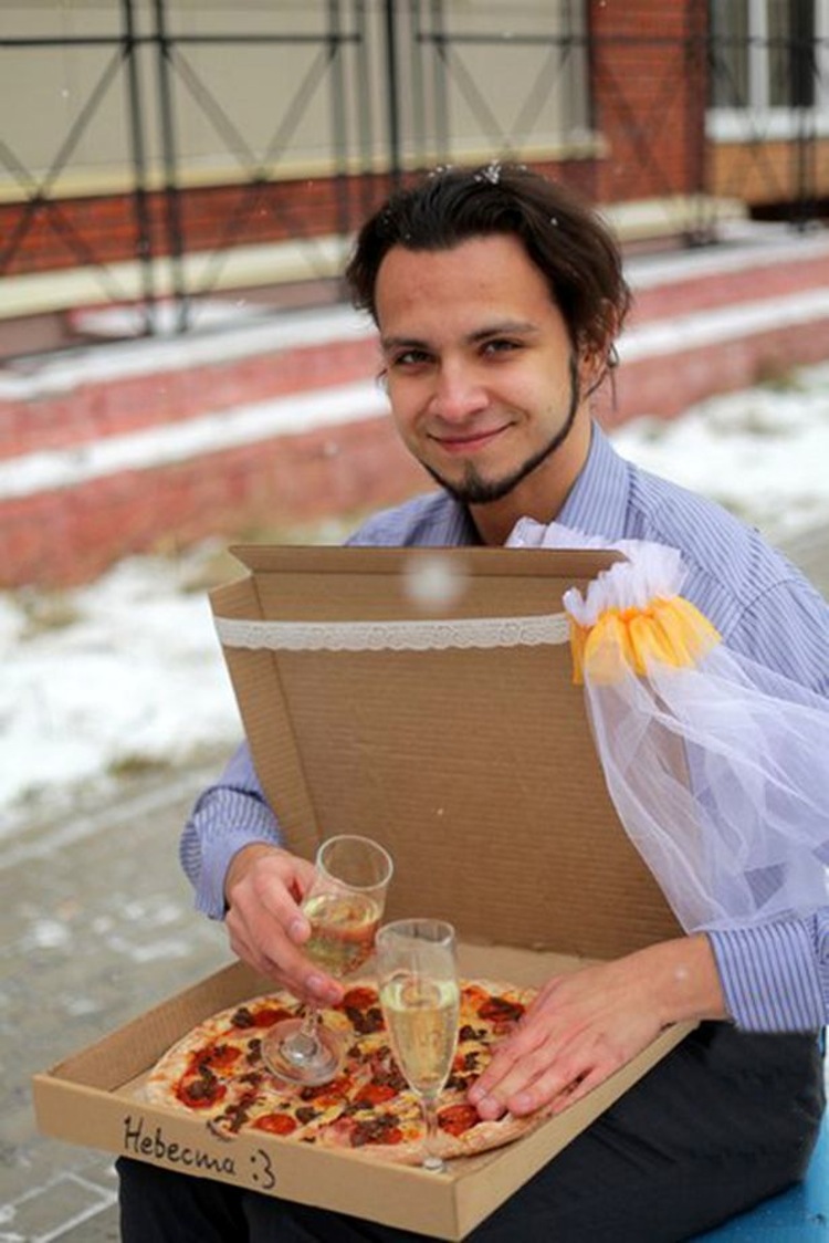 http---wp-prod-02.distractify.com-wp-content-uploads-2015-11-PAY-Man-Marries-Pizza-4