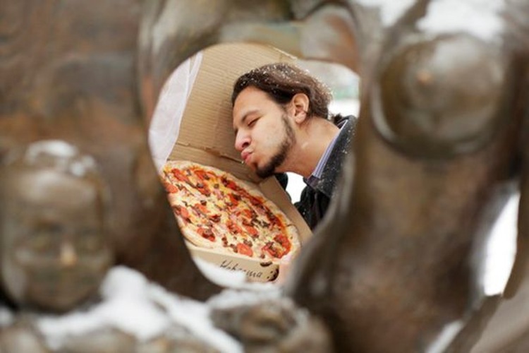 http---wp-prod-02.distractify.com-wp-content-uploads-2015-11-PAY-Man-Marries-Pizza