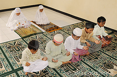 muslim-kids-praying-7626463