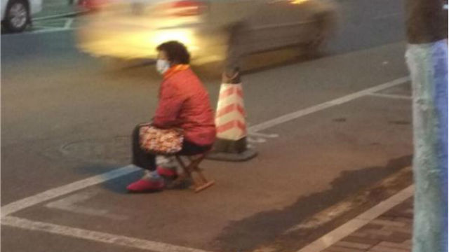 nanjing-parents-watch-parking-space-1