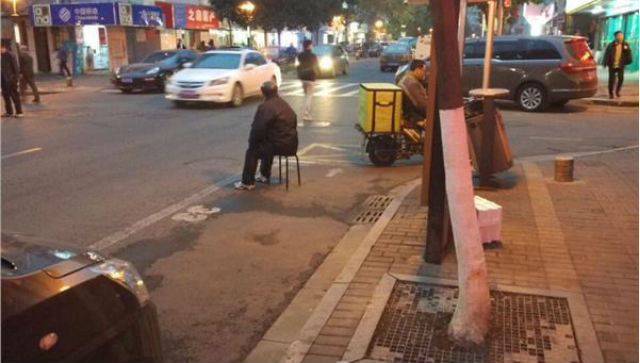 nanjing-parents-watch-parking-space-2