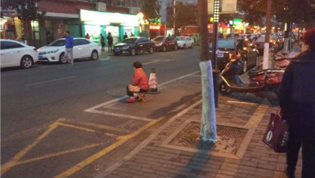 nanjing-parents-watch-parking-space-3