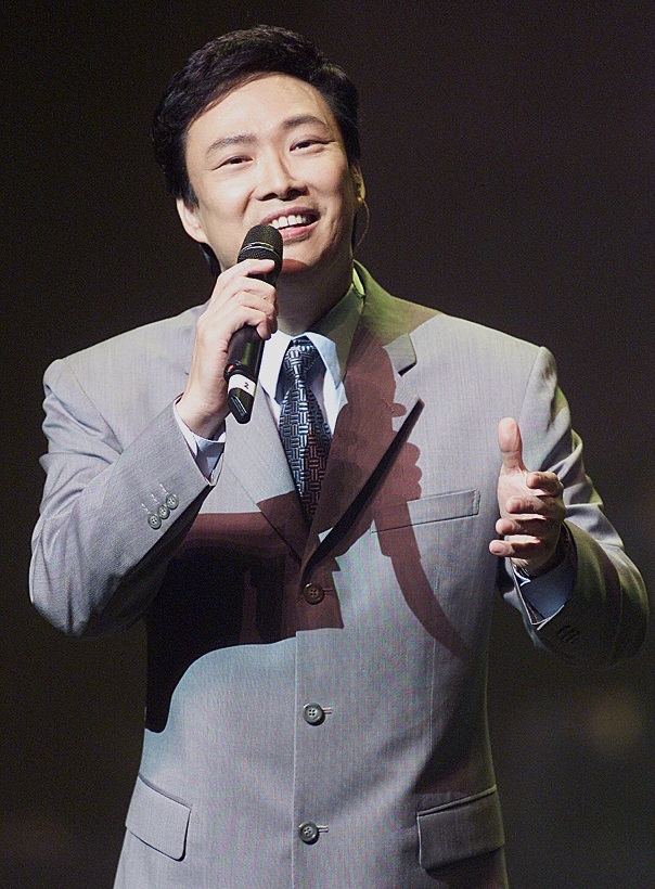 Taiwanese singer Fei Yuching performs during a joint new year concert at Shanghai Grand Theatre, late 02 January 2003. AFP PHOTO/LIU Jin