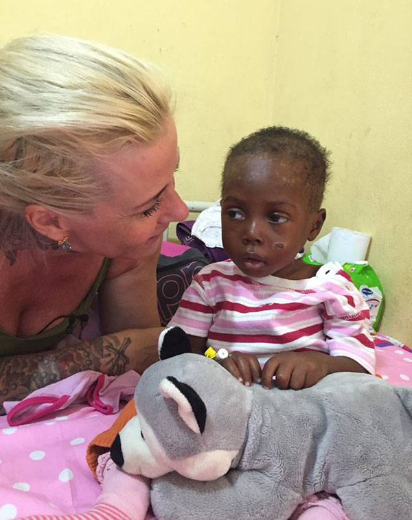 Charity-worker-Anja-helps-starving-baby-Hope (3)
