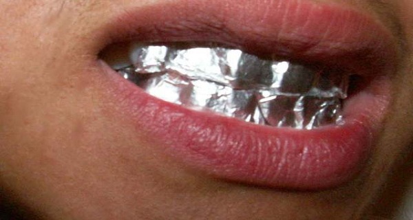 Helpful-Tip-Do-You-Know-What-Will-Happen-If-You-Keep-Aluminum-Foil-on-Your-Teeth-for-1-Hour