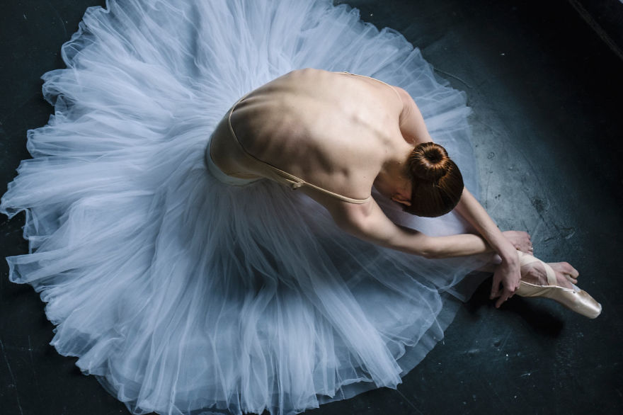 russian-ballet-photographer-darian-volkova-shows-behind-the-stage-life-of-dancers-18__880