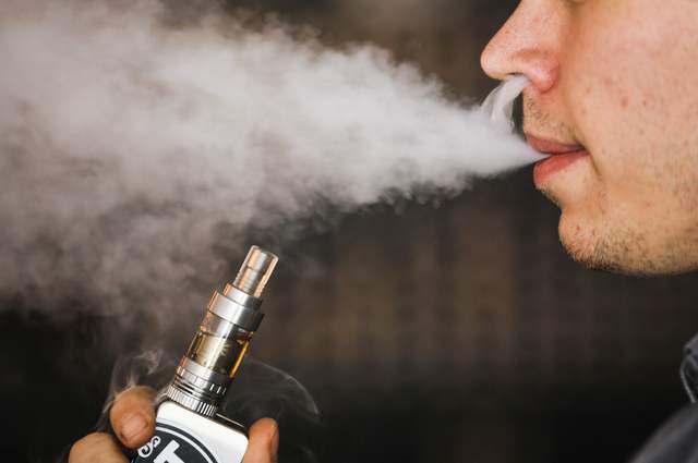 很多人抽电子菸时喜欢用鼻子吐菸闻香味，但现在医生严厉警告「最好戒掉这个坏习惯」！