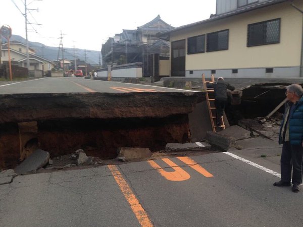 网友看到熊本灾区道路照片惊觉「断了还比台湾的平」，惊人厚度更让很多人说我们输日本太多了！