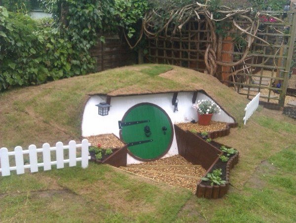guy-builds-an-impressive-hobbit-home-in-his-backyard-17-photos-19