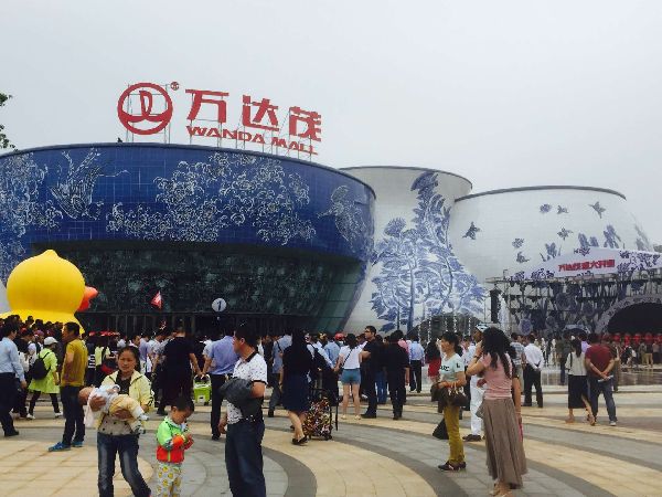 中國首富嗆聲「蓋中國風遊樂園超越上海迪士尼」，但遊客現場拍下的照片讓網友全笑到快斷氣了！
