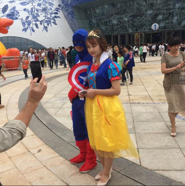 中國首富嗆聲「蓋中國風遊樂園超越上海迪士尼」,但遊客現場拍下的照片讓網友全笑到快斷氣了!% 照片 中國首富嗆聲「蓋中國風遊樂園超越上海迪士尼」,但遊客現場拍下的照片讓網友全笑到快斷氣了!