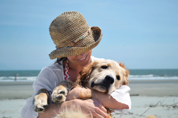 2-old-dog-hug-beach