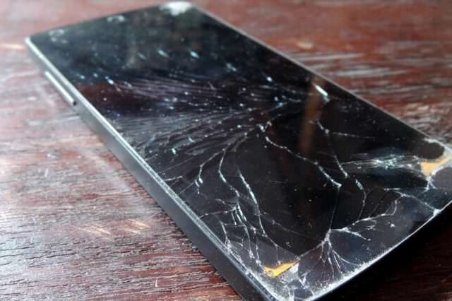 extreme-trick-lets-you-salvage-lcd-from-your-broken-phone-screen.1280x600-640x426