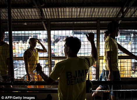 36B8051300000578-3715617-Inmate_Mario_Dimaculangan_looks_at_other_detainees_inside_the_Qu-a-109_1469859323267