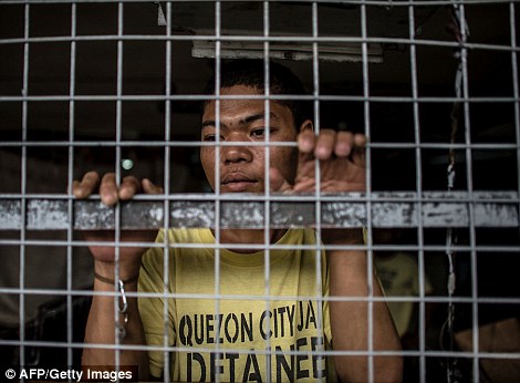 36B8051B00000578-3715617-Dressed_in_his_regulation_yellow_shirt_with_Quezon_City_Jail_sta-a-120_1469859324363