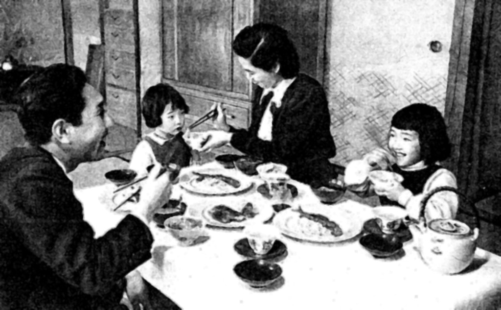 Japanese_family_meal_in_1950s