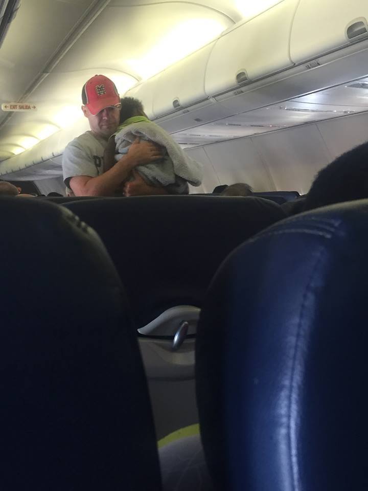 fyc2h-man-comforts-kid-on-plane-for-pregnant-woman-2-1