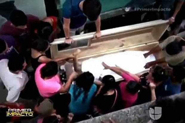 watch-this-dude-dig-up-his-girlfriends-coffin-after-hearing-her-scream-inside_1