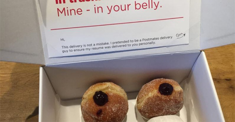 他喬裝成快遞並送出「別人的會進到垃圾桶，我的只會進到你肚裡」最強履歷表，隔天得到10個面試機會！