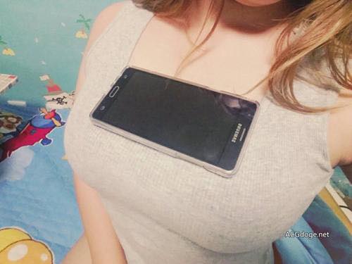 ladies-all-over-asia-are-placing-their-smartphones-on-their-chests-in-new-bizarre-trend-world-of-buzz-2