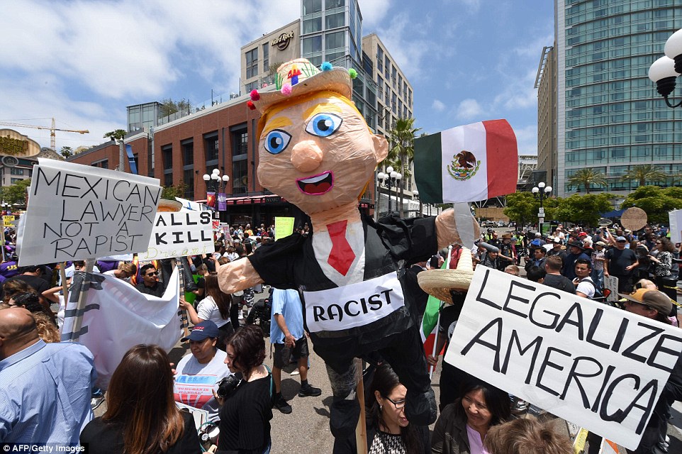 34b4466f00000578-3613321-a_donald_trump_pinata_marches_alongside_protesters_in_san_diego_-a-25_1464414639587