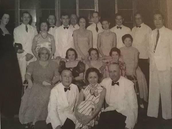 111歲的她兩度喪夫還罹患絕症,她依然「穿旗袍加高跟鞋」跑趴!長壽秘訣:「被上帝忘了」。% 照片 111歲的她兩度喪夫還罹患絕症,她依然「穿旗袍加高跟鞋」跑趴!長壽秘訣:「被上帝忘了」。