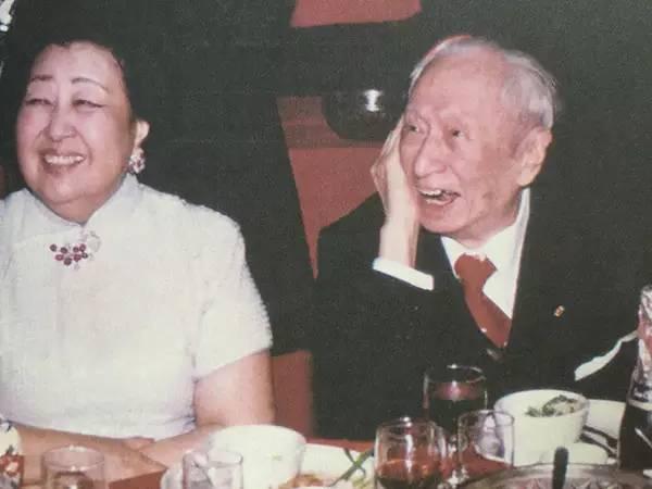 111歲的她兩度喪夫還罹患絕症,她依然「穿旗袍加高跟鞋」跑趴!長壽秘訣:「被上帝忘了」。% 照片 111歲的她兩度喪夫還罹患絕症,她依然「穿旗袍加高跟鞋」跑趴!長壽秘訣:「被上帝忘了」。