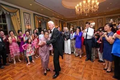 111歲的她兩度喪夫還罹患絕症,她依然「穿旗袍加高跟鞋」跑趴!長壽秘訣:「被上帝忘了」。% 照片 111歲的她兩度喪夫還罹患絕症,她依然「穿旗袍加高跟鞋」跑趴!長壽秘訣:「被上帝忘了」。