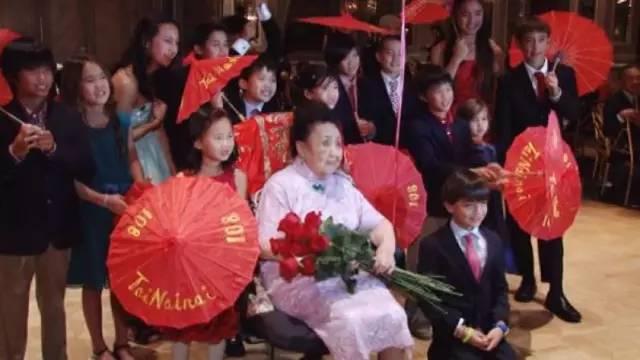 111歲的她兩度喪夫還罹患絕症,她依然「穿旗袍加高跟鞋」跑趴!長壽秘訣:「被上帝忘了」。% 照片 111歲的她兩度喪夫還罹患絕症,她依然「穿旗袍加高跟鞋」跑趴!長壽秘訣:「被上帝忘了」。