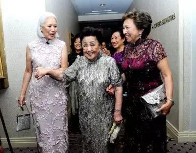 111歲的她兩度喪夫還罹患絕症,她依然「穿旗袍加高跟鞋」跑趴!長壽秘訣:「被上帝忘了」。% 照片 111歲的她兩度喪夫還罹患絕症,她依然「穿旗袍加高跟鞋」跑趴!長壽秘訣:「被上帝忘了」。
